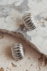 Shelly Ribbed Curve Earrings Dark Silver